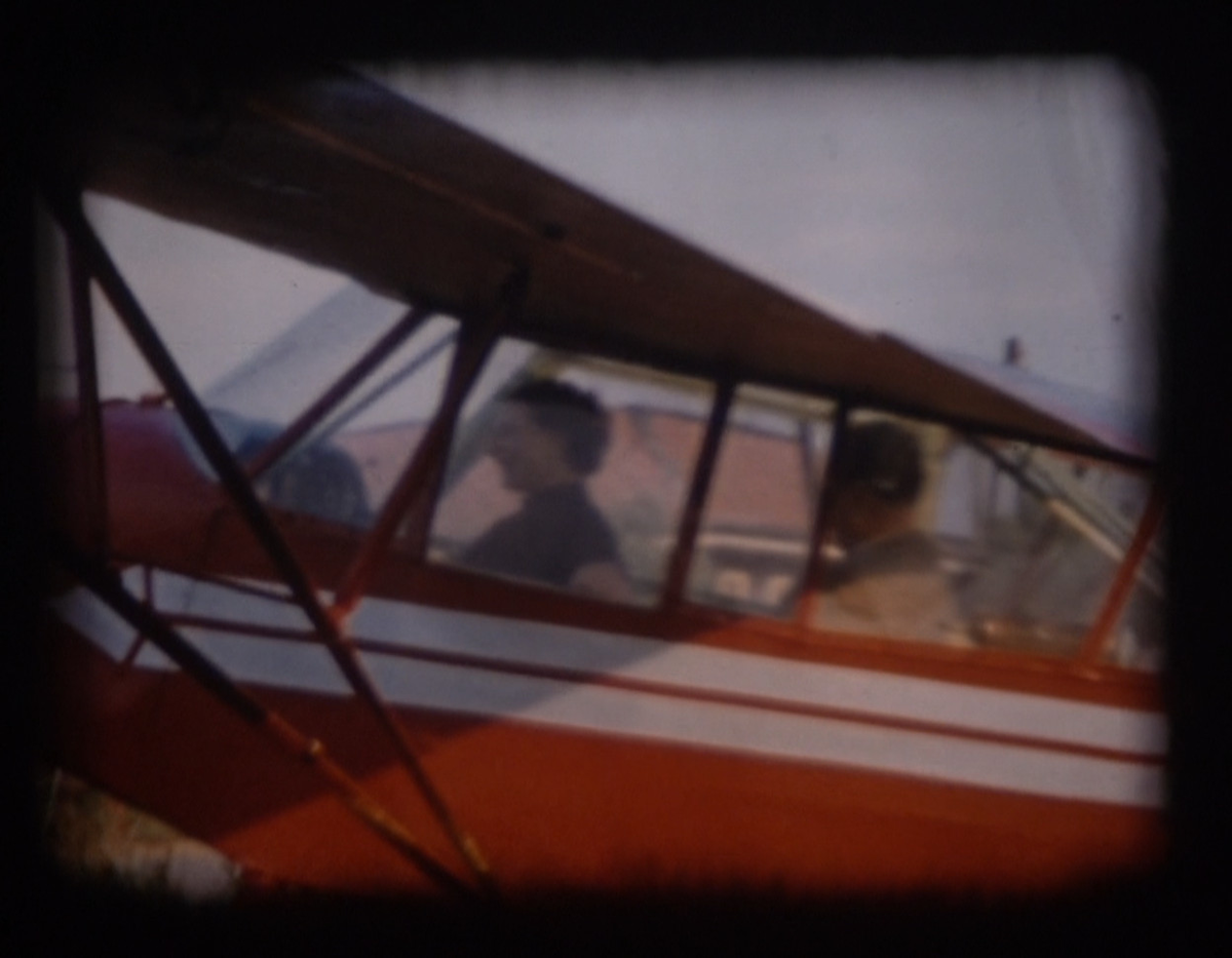 Deux personnes dans un avion rouge