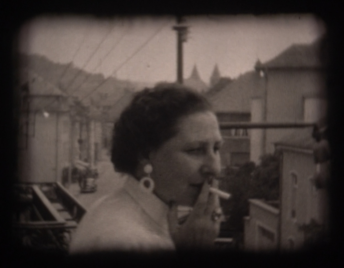Une femme fume une cigarette