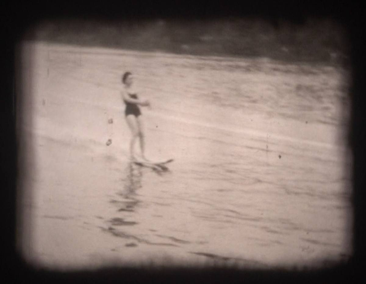 Un femme en ski nautique